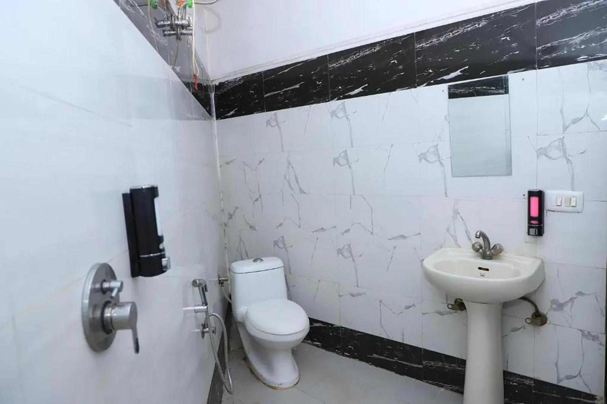 Hotel Global Inn By Quality Inn Nueva Delhi Exterior foto